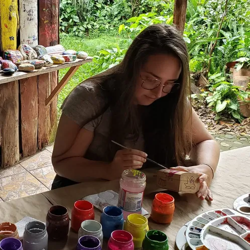 Detalle de una pieza siendo pintada