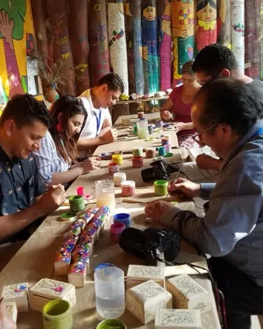 Clase de pintura naïf en el taller de Artesanías Paty