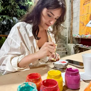 Artesana trabajando en una pieza en el taller de Artesanías Paty