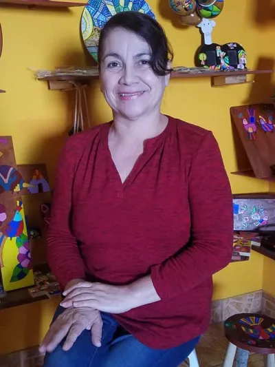 Artesana de Artesanías Paty en el taller de La Palma