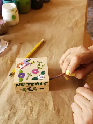 Pieza de artesanía firmada por la artesana que la pintó