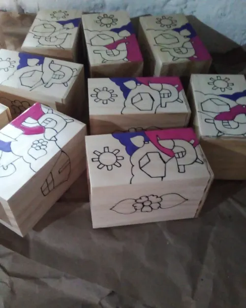 Piezas de artesanía en producción en el taller de Artesanías Paty
