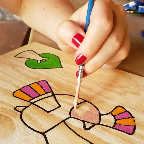 Primer plano de la firma en una pieza terminada