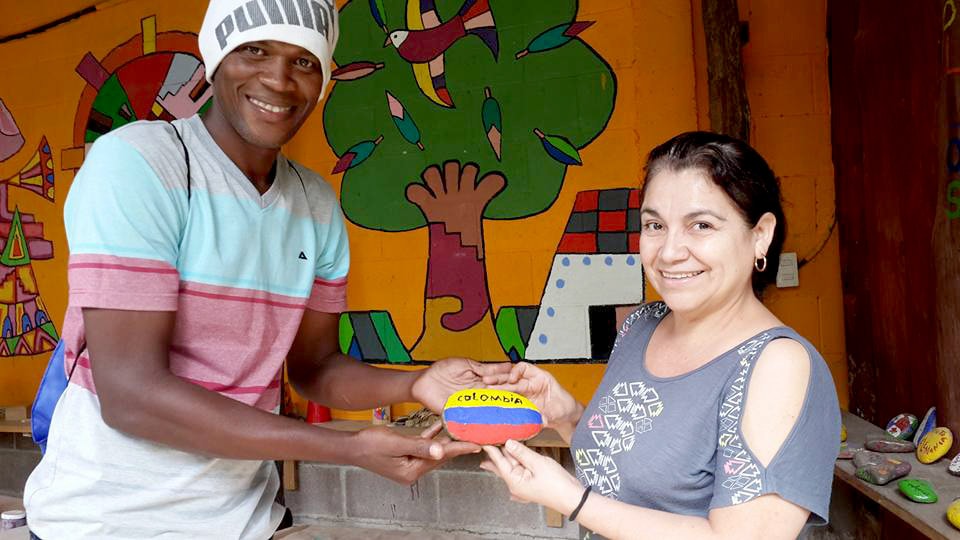 Visitante de Colombia nos muestra su roca de recuerdo con la bandera de su país
